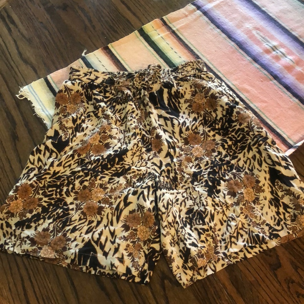 90’s high waisted elastic shorts animal/floral